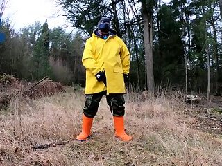 Raingear pup wanking outdoors during sunday walkies